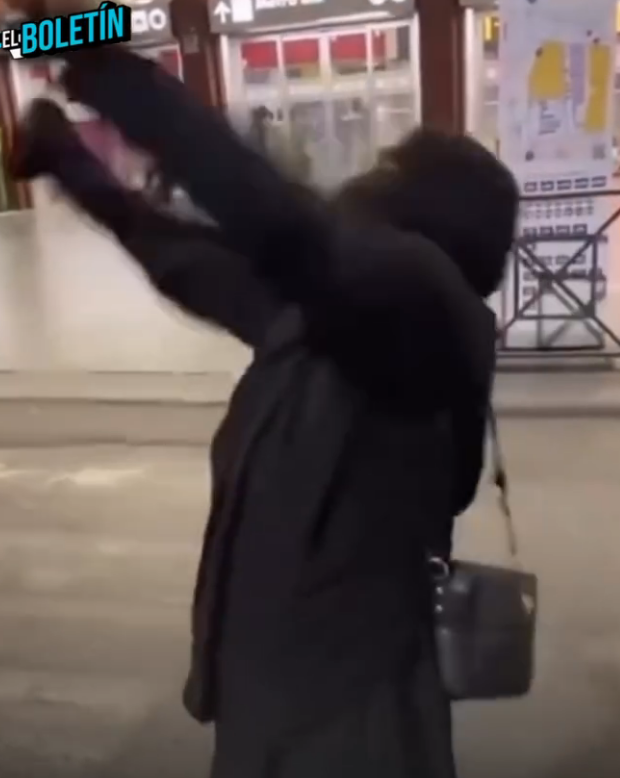 MUJER MUSULMANA REACCIONA DE MANERA HISTÉRICA LUEGO DE PRESENCIAR 2 MUJERES LESBIANAS BESÁNDOSE EN LA CALLE