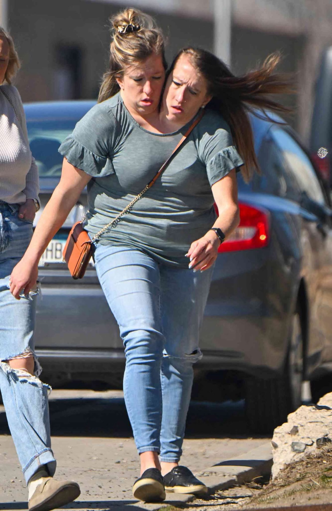 ABBY Y BRITTANY TRABAJAN COMO DOS MAESTRAS DE MATERIAS DIFERENTES Y SOLO PUEDEN COBRAR UN SUELDO