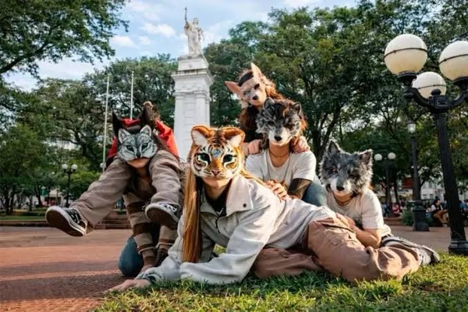 LOS THERIANS: LA NUEVA MODA QUE INVADE EL MUNDO, PERSONAS QUE SE IDENTIFICAN COMO ANIMALES, UTILIZAN MÁSCARAS Y COLAS