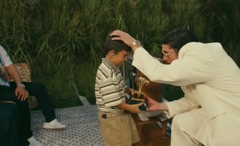 CONTRARIO A RELATOS EN REDES, EL NIÑO QUE RECIBIÓ EL GRAMMY DE BAD BUNNY EN ESCENA NO ERA LIAM RAMOS, SINO UNA REPRESENTACIÓN DEL ARTISTA EN SU NIÑEZ.