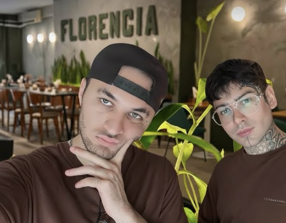 MOZOS CREABAN PERFILES FALSOS EN TINDER PARA CITAR A LAS VÍCTIMAS EN SU CAFETERÍA