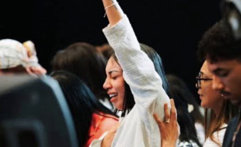 LA INFLUENCER SHUU PAMELA ENTREGA SU VIDA A JESÚS Y CONMUEVE LAS REDES.